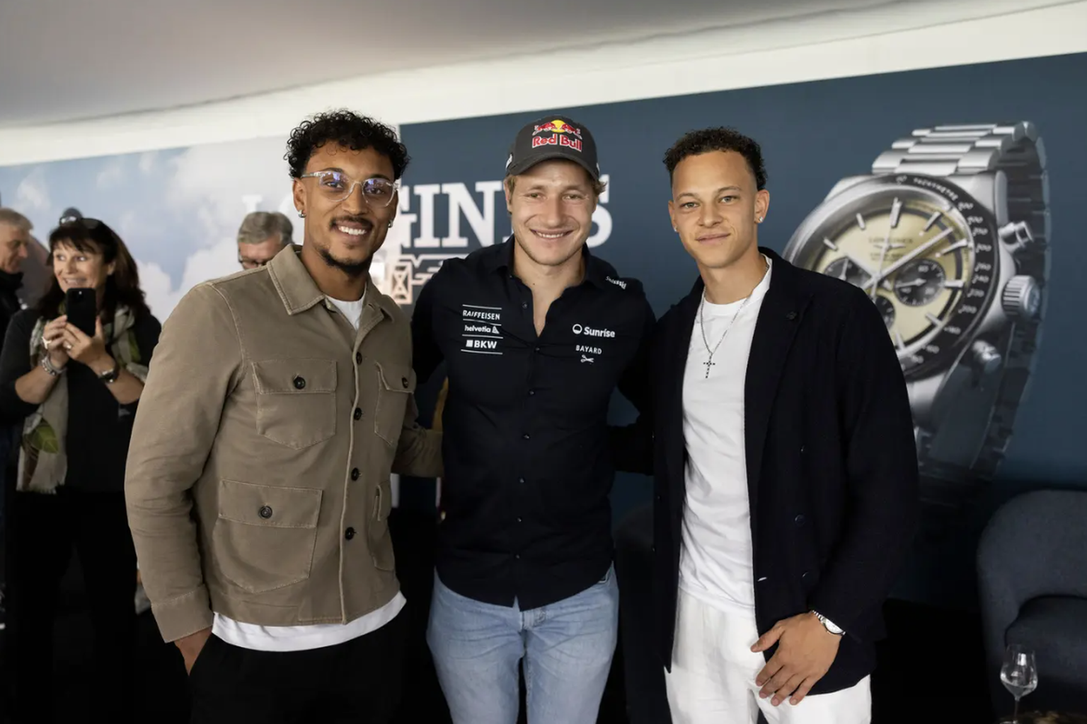 Bitte ein Foto: Marco Odermatt erfüllt den Wunsch der beiden Fussballer Noël Wetz (links) und Julian von Moos (rechts).