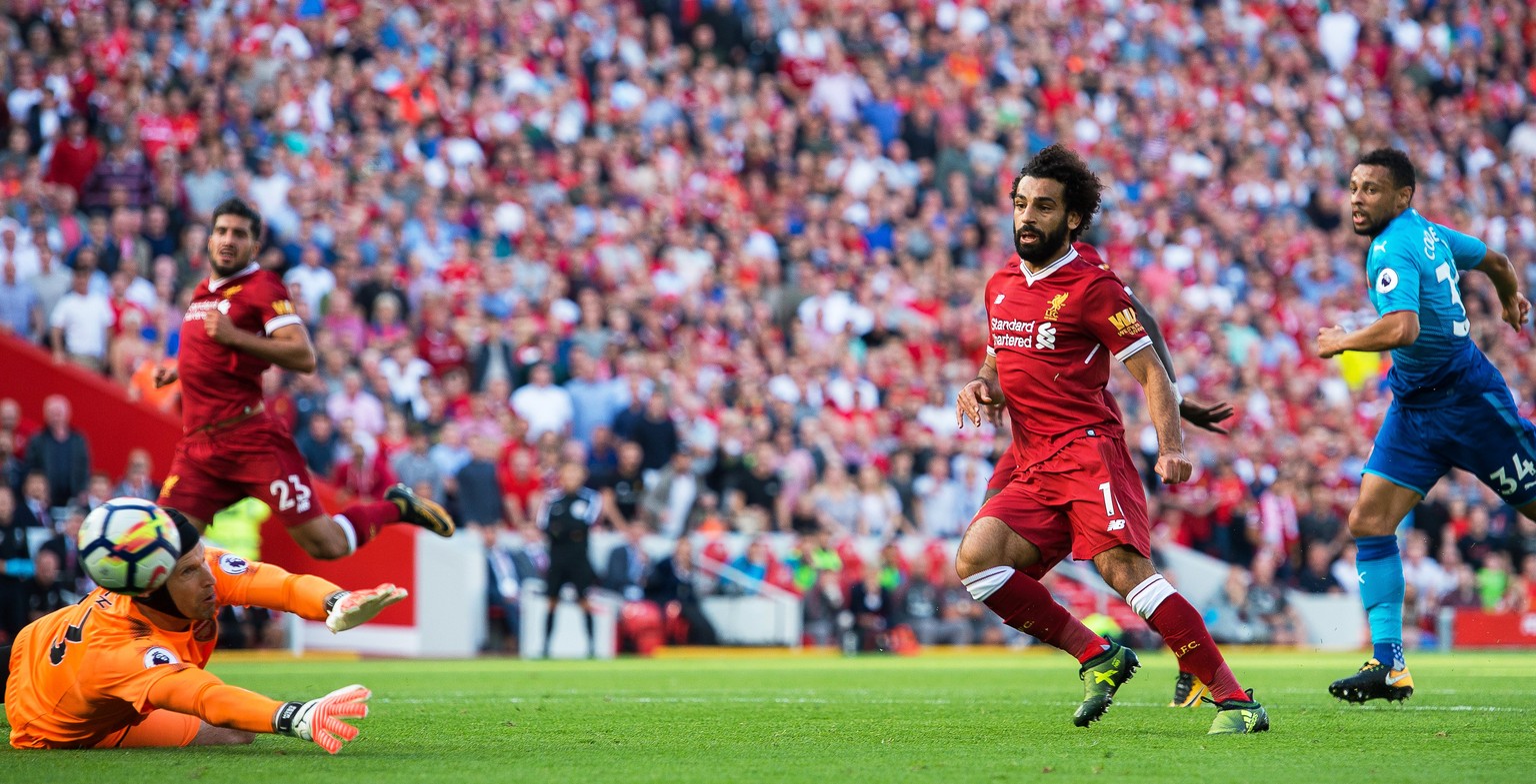 epa06166843 Liverpool&#039;s Mohamed Salah (2-R) scores the 3-0 lead against Arsenal&#039;s goalkeeper Petr Cech (L) during the English Premier League soccer match between Liverpool FC and Arsenal FC  ...