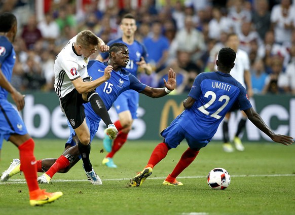 epa05413655 Toni Kroos of Germany (C), Paul Pogba of France (back) and Samuel Umtiti of France in action during the UEFA EURO 2016 semi final match between Germany and France at Stade Velodrome in Mar ...