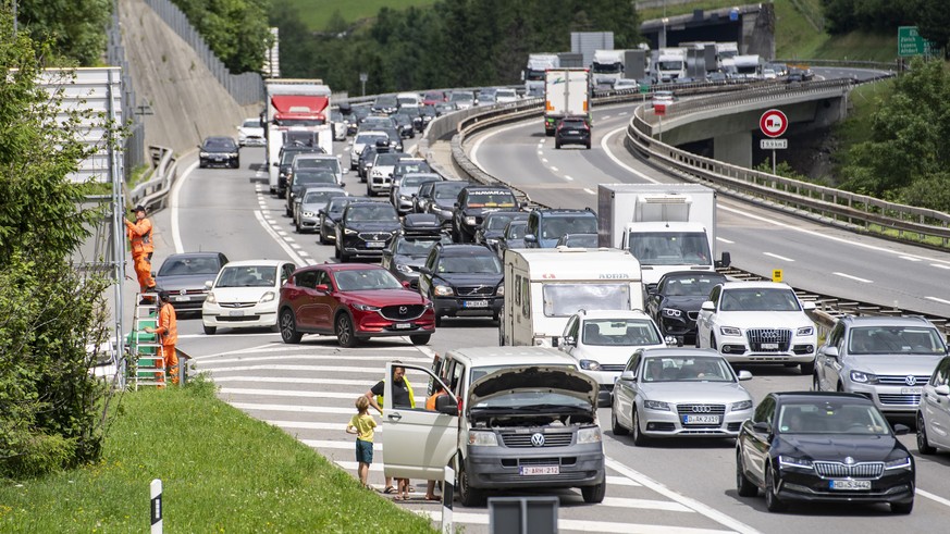 Der Ferienreiseverkehr vor dem Gotthardtunnel zwischen Amsteg und Goeschenen auf der Autobahn A2 staut sich bis auf einer Laenge von 7 Kilometern, am Freitag, 9. Juli 2021. (KEYSTONE/Urs Flueeler)