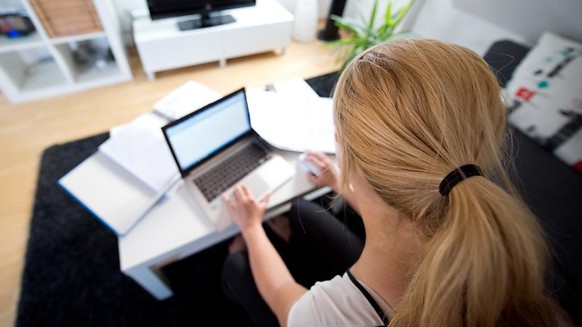 Viele Arbeitnehmende in der Schweiz würden nach der Corona-Pandemie gerne zumindest teilweise weiter zu Hause arbeiten. (Themenbild). keyword ergänzung homeoffice home office (jaw)