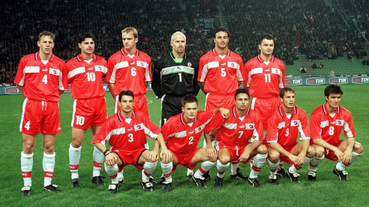 EM-Qualifikationsspiel zwischen Italien und der Schweiz am Samstag, 10. Oktober 1998, im Stadio Friuli von Udine: Die Schweizer Startelf mit Stephane Henchoz, Ciriaco Sforza, Stefan Wolf, Torhueter An ...