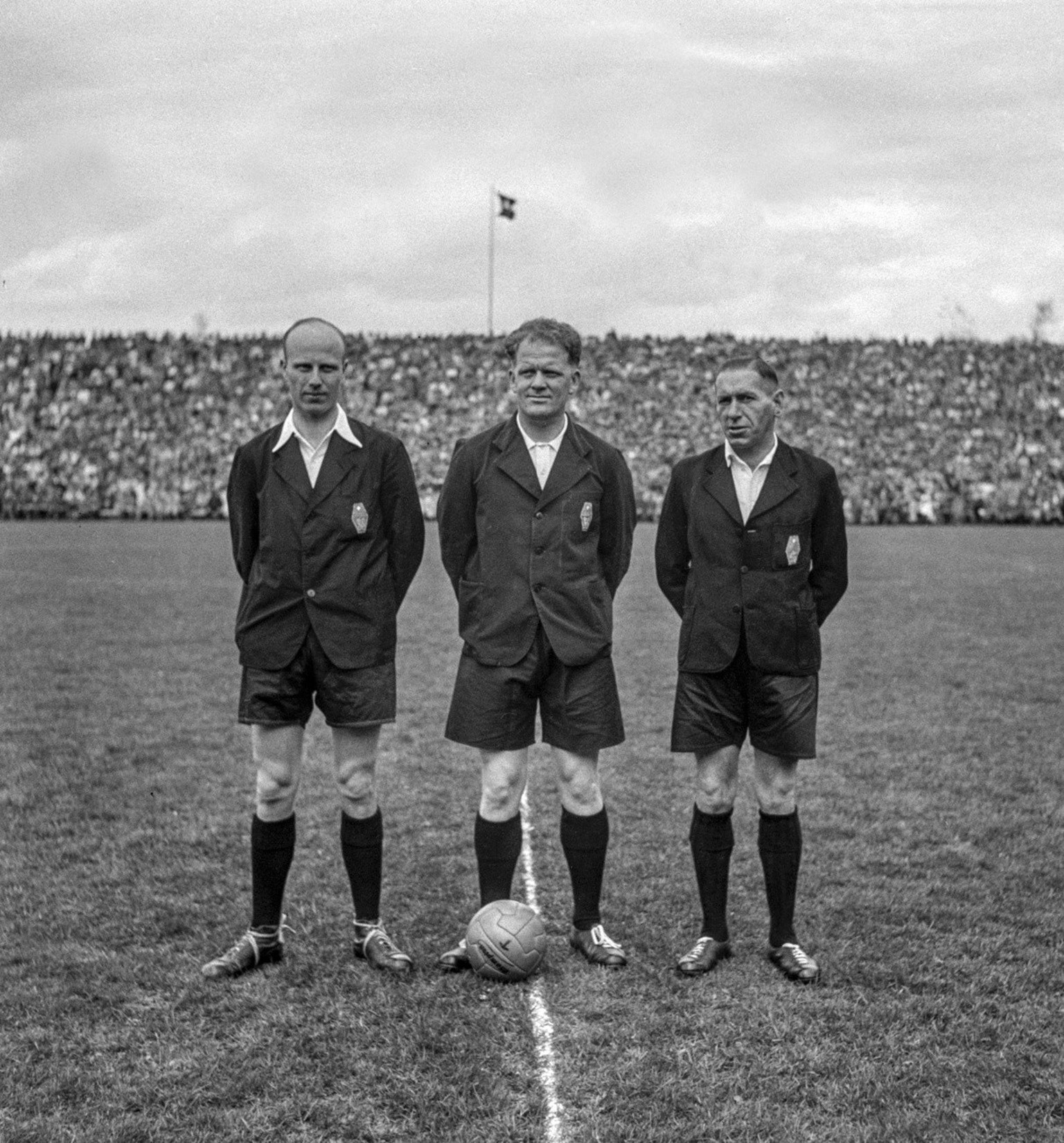 Das Schiedsrichtertrio mit Schiedsrichter Von Wartburg vor Beginn des Cupfinals. Die Grasshoppers gewinnen den Cupfinal gegen den FC Lugano mit 2 zu 1 Toren, aufgenommen am 26. April 1943 im Stadion W ...