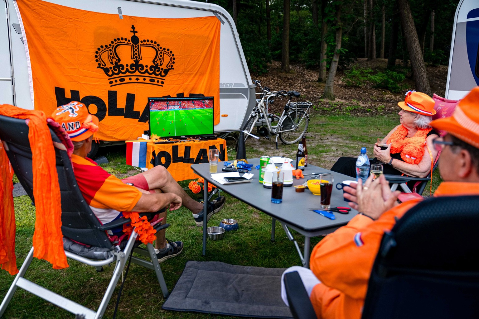 epa09281236 Fans of the Netherlands watch the UEFA EURO 2020 preliminary round group C soccer match between the Netherlands and Austria at a campsite in Mierlo, Netherlands, 17 June 2021. EPA/ROB ENGE ...