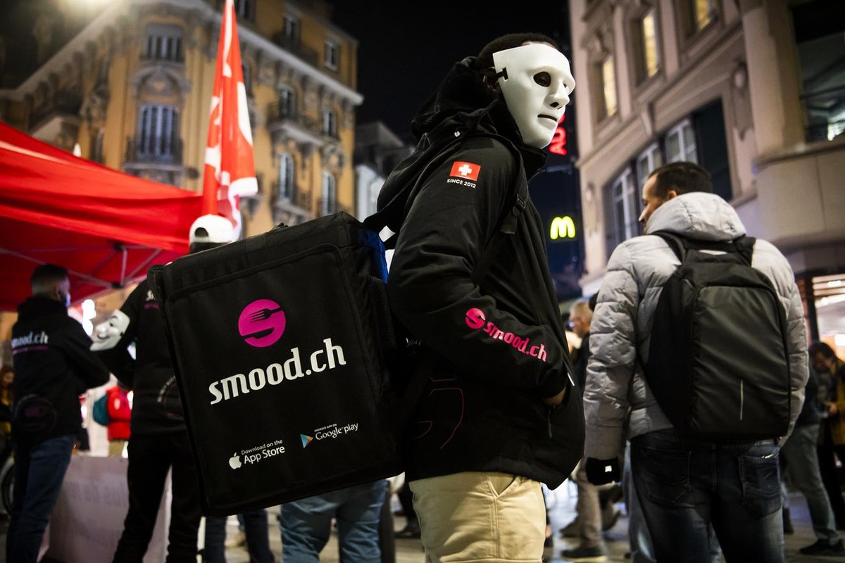 Des salaries de Smood avec le soutien du syndicat Unia manifestent lors d'une action le jeudi 11 novembre 2021 a Lausanne. Des greves de salaries se multiplient au sein de l'entreprise helve ...