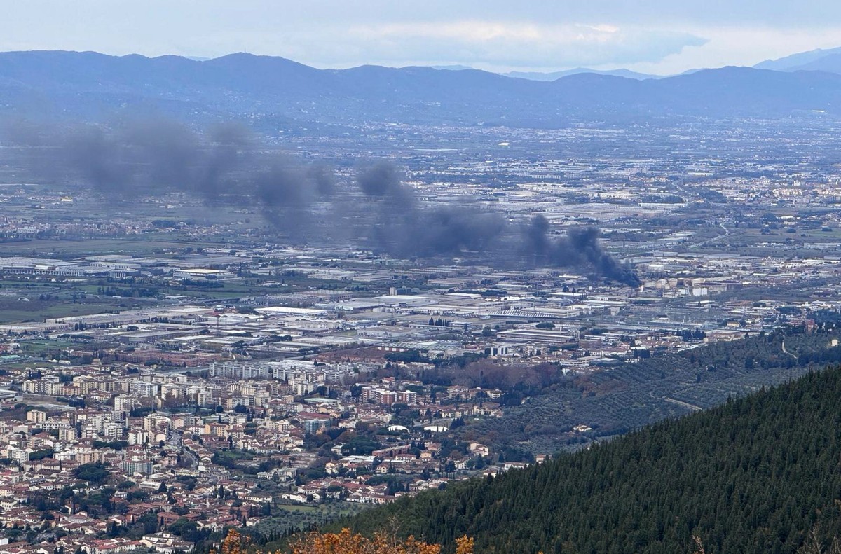epa11766728 Smoke rises at the 'Eni' fuel depot following an explosion, in Calenzano, Florence, Italy, 09 December 2024. At least two people were killed, while nine others were injured and t ...