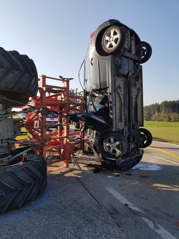 Das Auto wurde bei dem Unfall förmlich aufgespiesst.