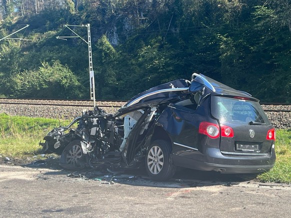 Das zerstörte Auto am Unfallort.