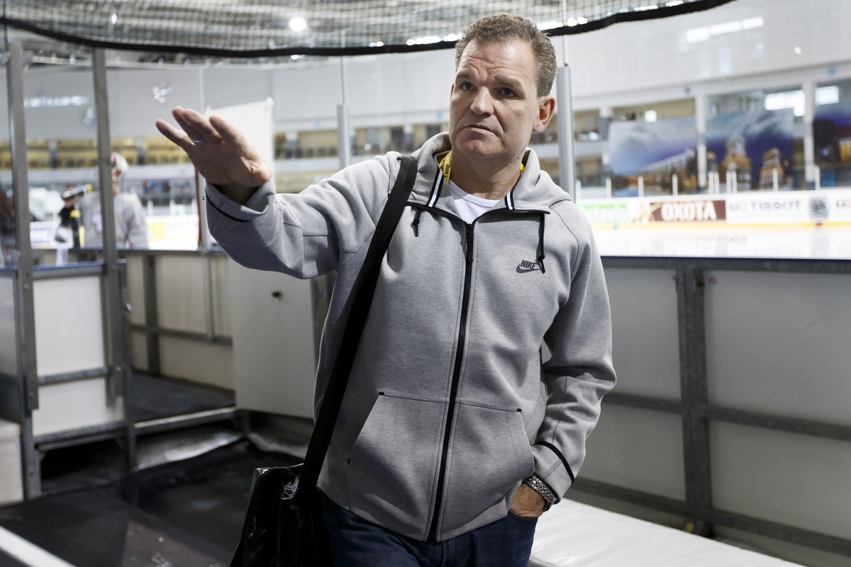Nach seiner Rückkehr in die Schweiz ist Sean Simpson vorerst nur als Zuschauer im Stadion.