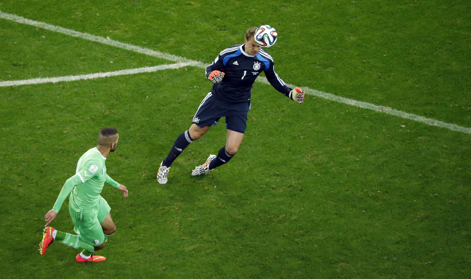 Manuel Neuer spielt gegen Algerien mit Kopf und Köpfchen.