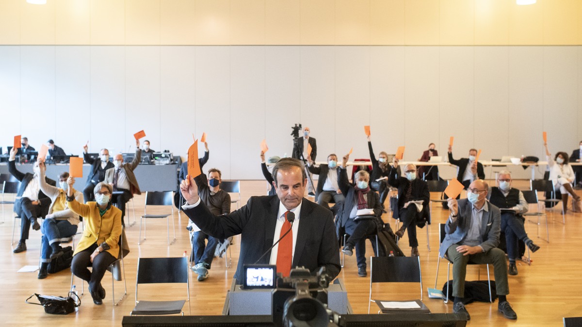 Parteipraesident Gerhard Pfister stimmt an der Delegiertenversammlung der CVP Schweiz ab, am Samstag, 28. November 2020 in Unteraegeri. (KEYSTONE/Ennio Leanza)