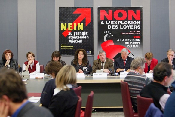 Die Mitglieder des Komitees gegen Mietrechtsrevision, von links, Christiane Jaquet Berger, Praesidentin Avivo, Hildegard Faessler, Praesidentin Hausverein Schweiz, Valerie Garbani, Geschaeftsleiterin  ...