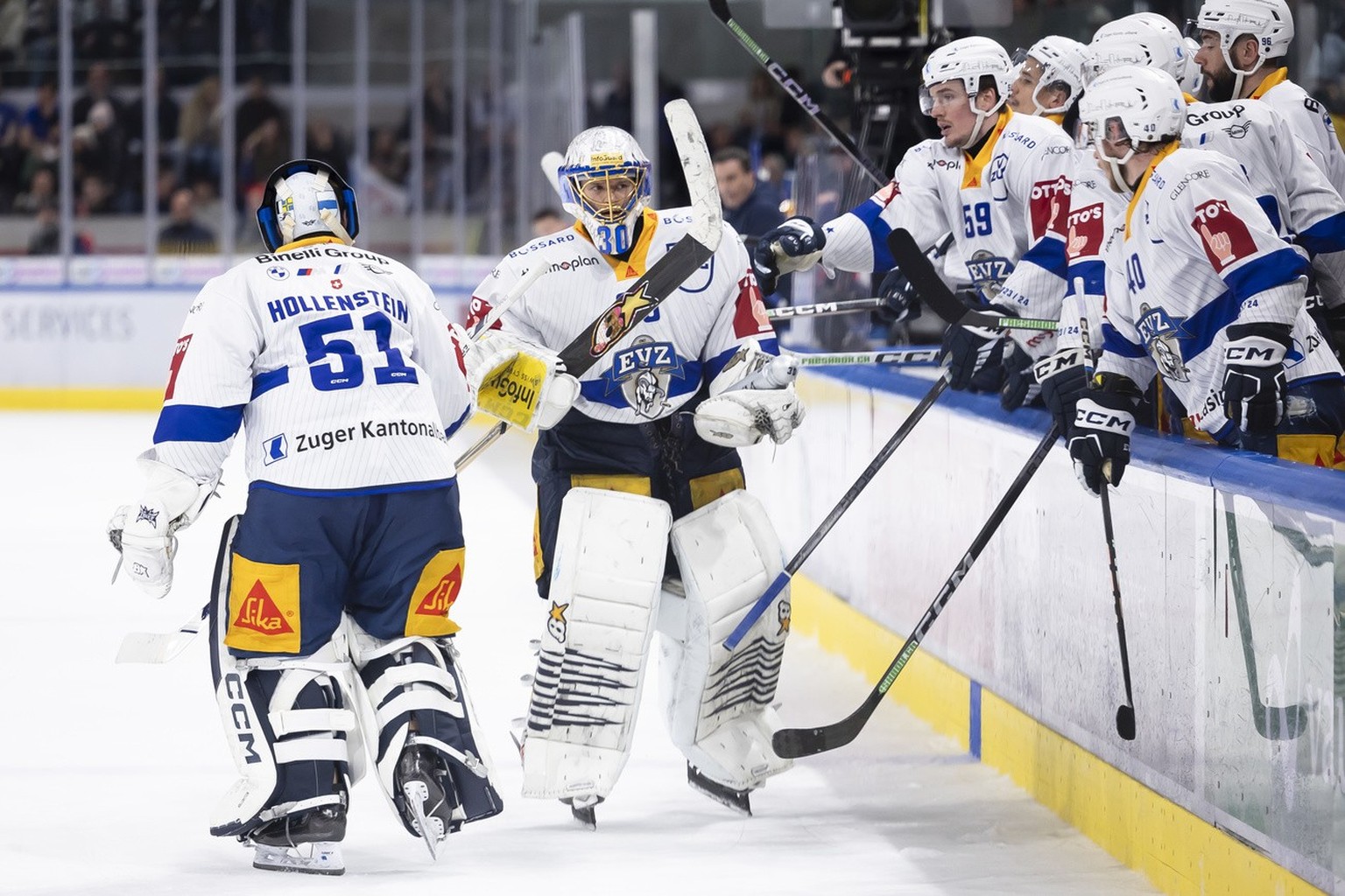 Torhueter Luca Hollenstein (EVZ), links, und Torhueter Leonardo Genoni (EVZ), Mitte, im ersten Eishockey Playoff Halbfinalspiel der National League zwischen den ZSC Lions und dem EV Zug am Montag, 1.  ...