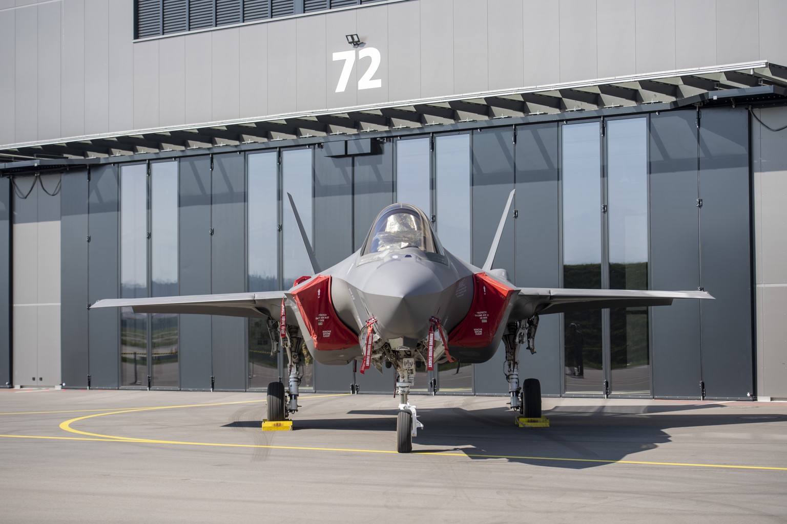 Ein Original Kampfflugzeug des Typ F-35A steht auf dem Flugplatz Emmen anlaesslich des Medienanlasses &quot;Armeebotschaft 2022&quot; der Schweizer Luftwaffe zum Kampfflugzeug F-35A und zu anderen Luf ...