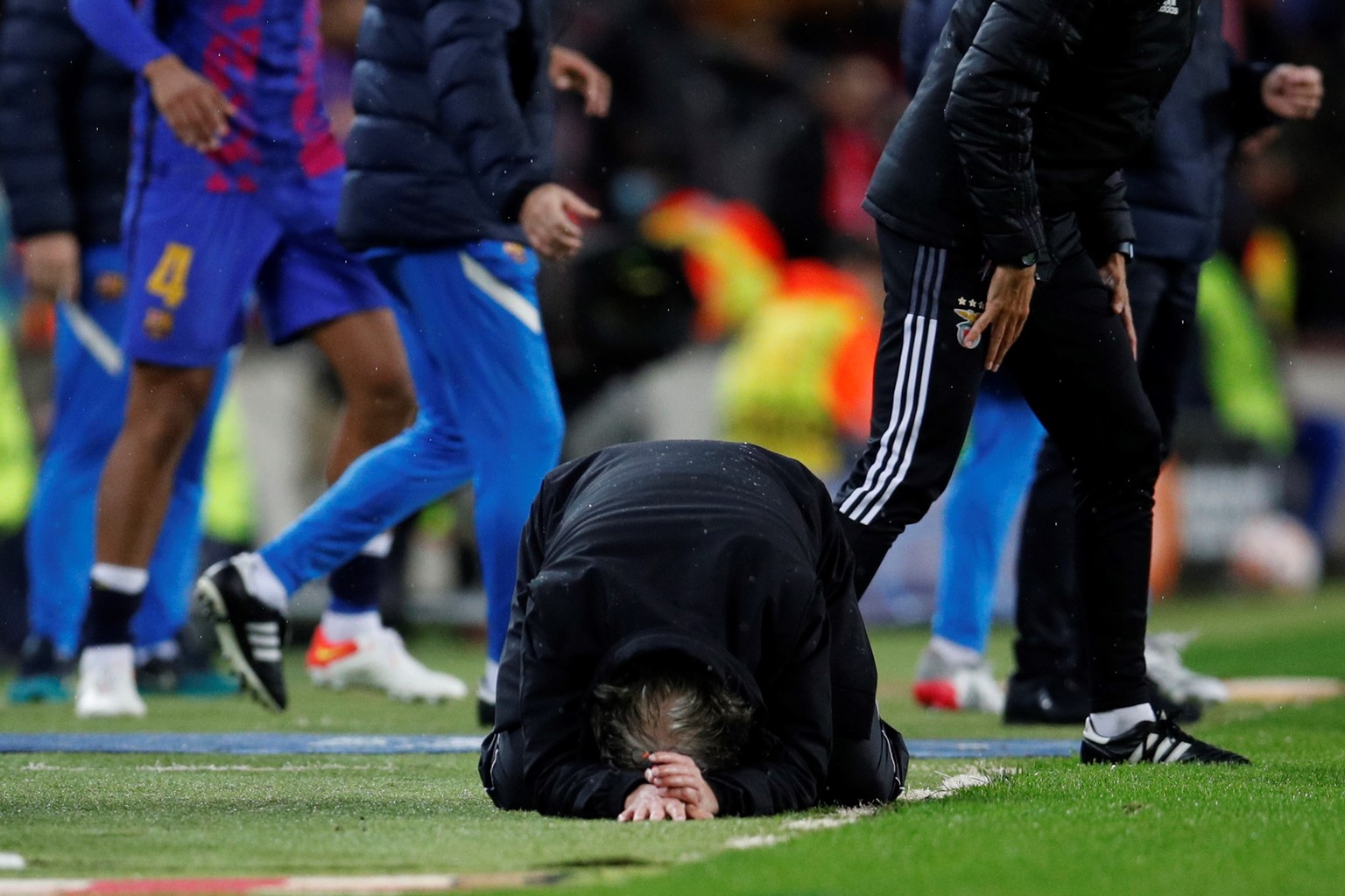 epa09599855 Benfica&#039;s head coach Jorge Jesus reacts during the UEFA Champions League group E soccer match between FC Barcelona and SL Benfica at Camp Nou stadium in Barcelona, Catalonia, Spain, 2 ...