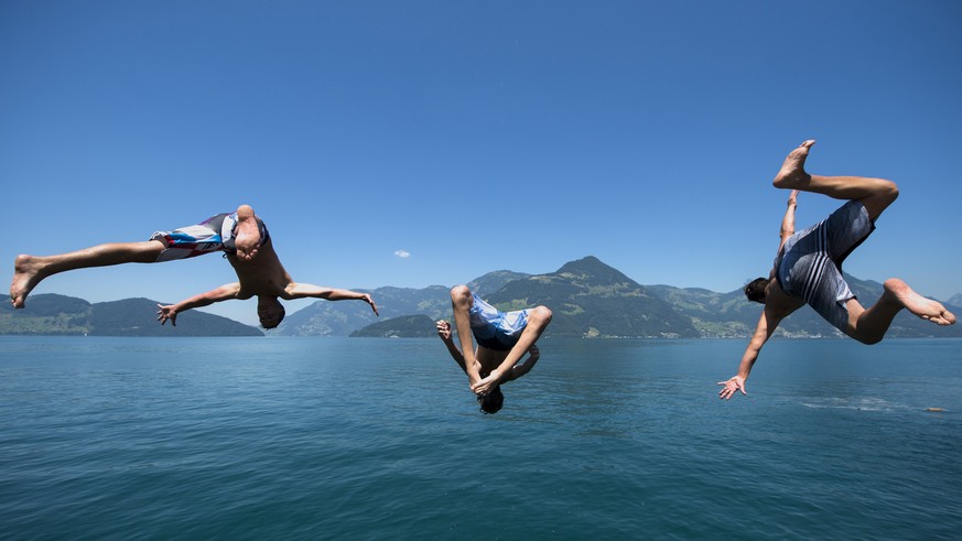 Junge Männer wollen mit ihren Sprüngen ins Wasser auch imponieren. Das kann gefährlich sein.