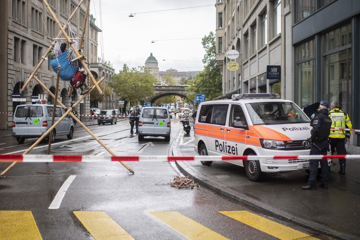 Menschen der Klimaorganisation "Extinction Rebellion" blockieren die Strasse in der Zuercher Innenstadt, aufgenommen am Dienstag, 5. Oktober 2021 in Zuerich. (KEYSTONE/Ennio Leanza)