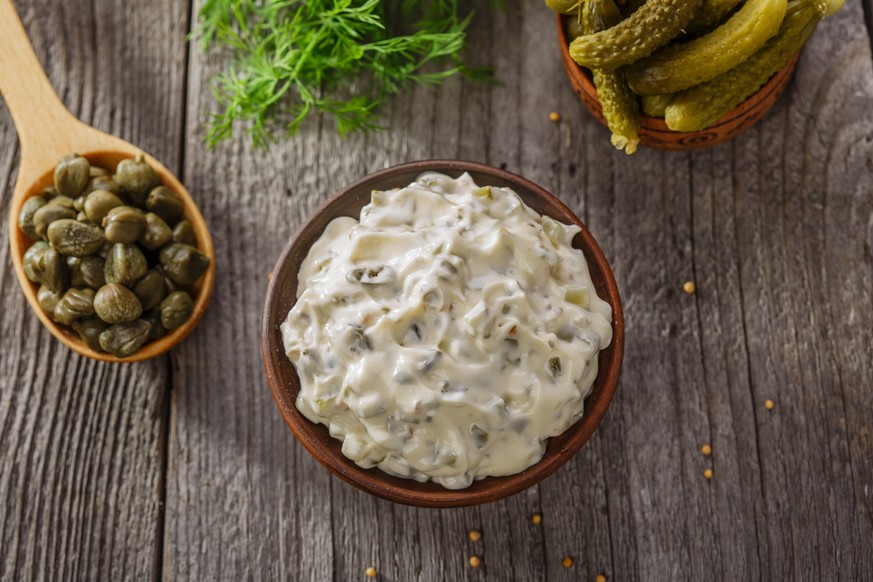 tartare sauce kapern essiggurken essen food