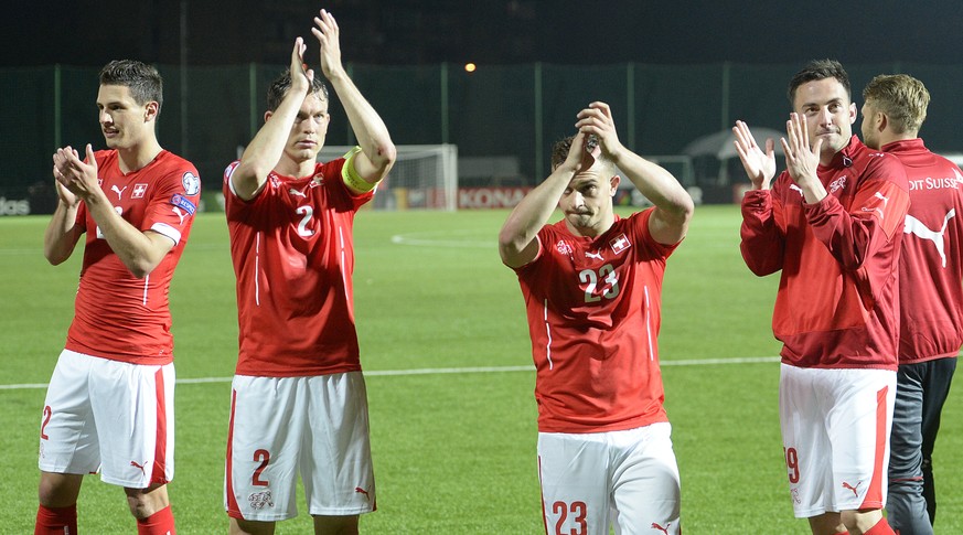 Verdienter Sieg gegen Litauen: Schär, Lichtsteiner, Shaqiri und Drmić klatschen bei den Fans ab.