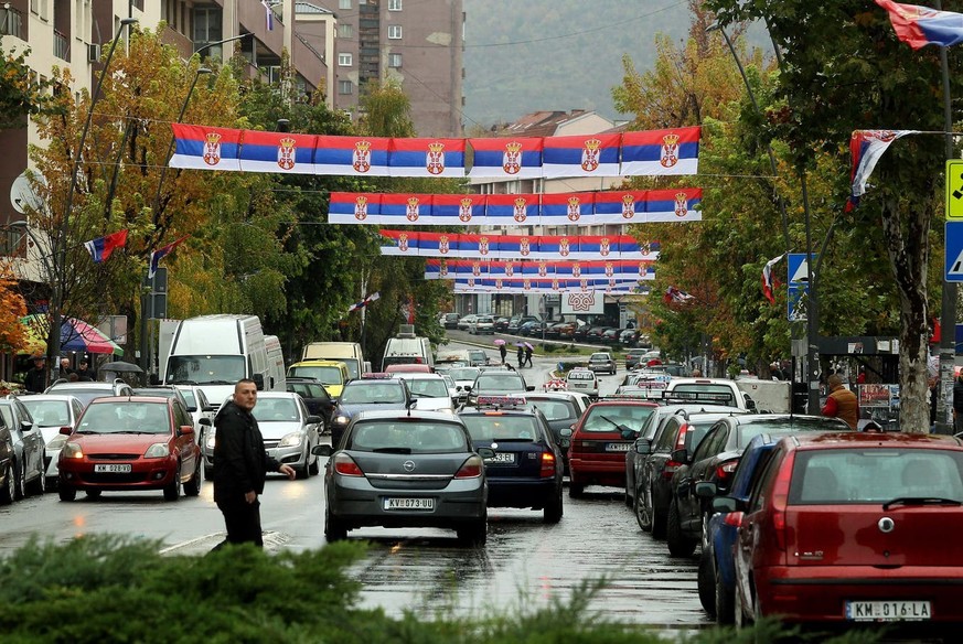 Mit serbischen Flaggen dekorierte Strasse in Nord Mitrovica.