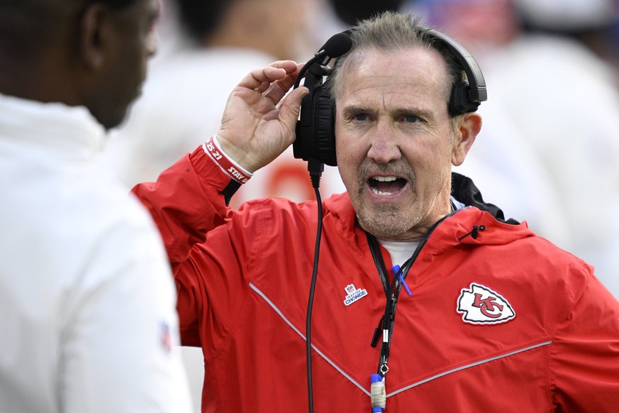 NFL, American Football Herren, USA Kansas City Chiefs at Los Angeles Chargers Jan 7, 2024 Inglewood, California, USA Kansas City Chiefs defensive coordinator Steve Spagnuolo looks on during the first  ...