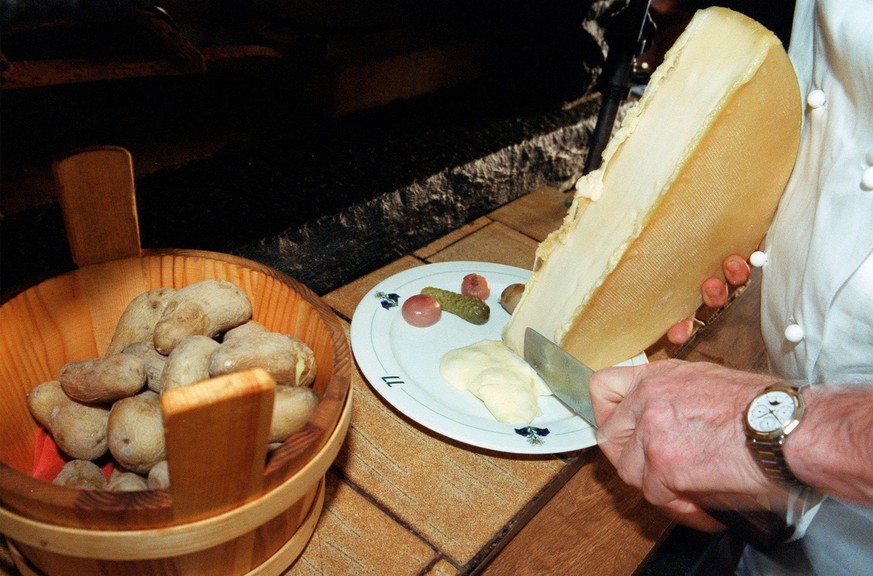 Une raclette servie a Verbier ce mercredi 29 novembre 2001. La Federation laitiere valaisanne et l&#039;Etat du Valais ont depose une demande d&#039;AOC pour le therme generique raclette. L&#039;A sso ...