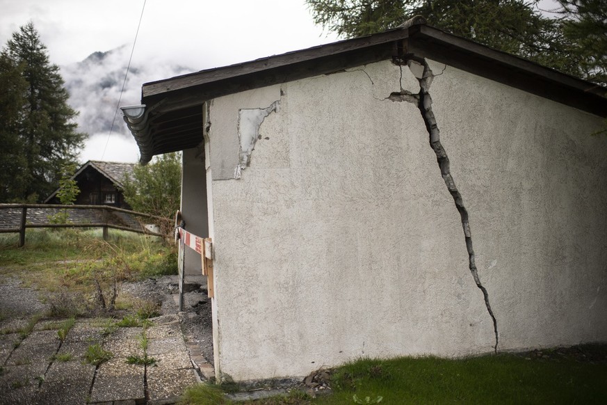 Ein Riss in einem Unterstand, aufgenommen am Montag, 20. September 2021, in Brienz-Brinzauls. Die seit Jahrzehnten bekannte Bewegung hat am Berg wie im Dorf in den letzten Jahren zugenommen. Die Messp ...