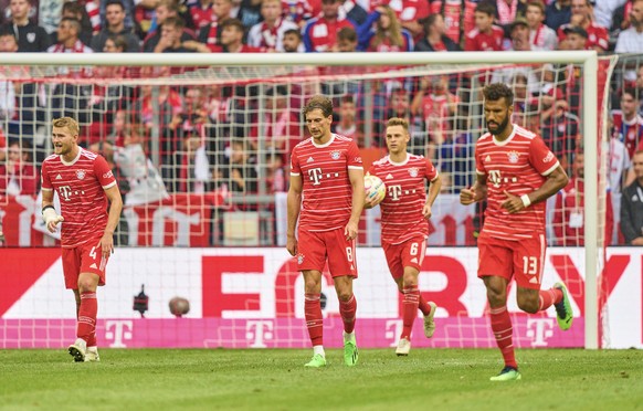 Serhou Guirassy, VFB 9 scores, shoots goal , Tor, Treffer, Torschuss, 2-2 via 11m , Matthijs de Ligt, FCB 4 Leon GORETZKA, FCB 8 Joshua KIMMICH, FCB 6 Eric MAXIM CHOUPO-MOTING (FCB 13) angry in the ma ...