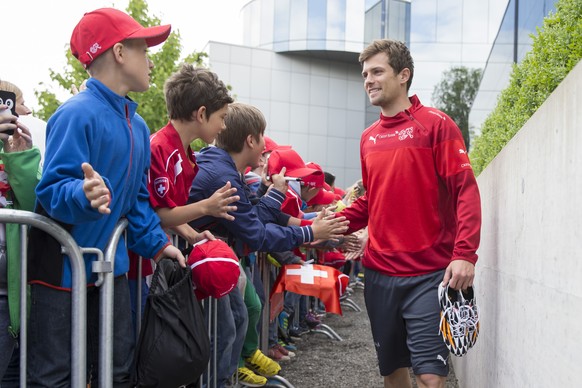 High five, Vali: Der Neo-Berliner Valentin Stocker beim Handshake mit den Fan-Kids.