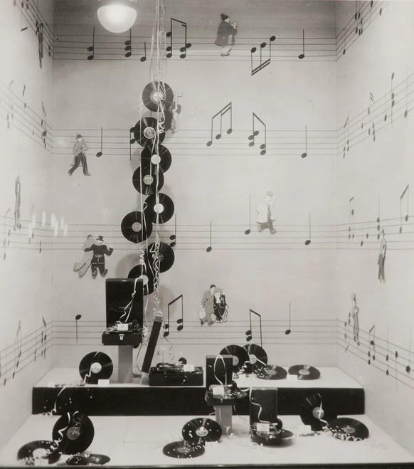 Schon in den 1940er-Jahren waren die Loeb-Schaufenster eine Besonderheit. Hier mit Damenmode oder Schallplatten, 1940.
