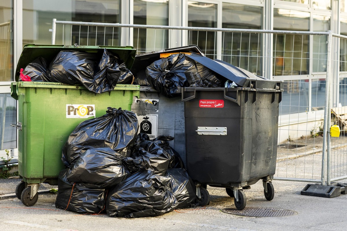 Des sacs poubelles deposes devant des containers debordant de sacs poubelles entreposes devant un immeuble de la rue des Mouettes sont photographies, ce mardi 7 avril 2026 a Geneve. (KEYSTONE/Salvator ...