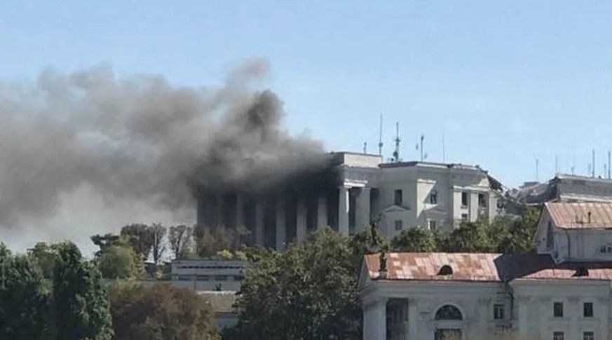 Rauch steigt aus dem Hauptquartier der Schwarzmeerflotte in Sewastopol nach einem Raketenangriff auf.