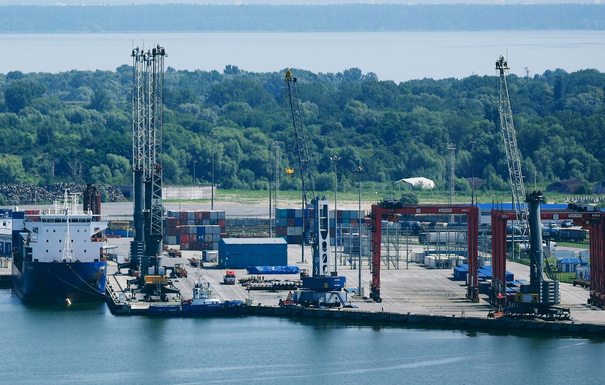 Russia Baltiysk Sea Port 8240405 20.07.2022 The new Ursa Major cargo ship is loaded at the Baltiysk Sea Port, where the Baltiysk - Ust-Luga ferry service is carried out, in Kaliningrad region, Russia. ...