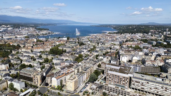 Vue aerienne des immeubles d&#039;habitations de la ville de Geneve autour de la rade, du jet d&#039;eau et du lac Leman, ce mardi 10 septembre 2024 a Geneve. (KEYSTONE/Salvatore Di Nolfi)