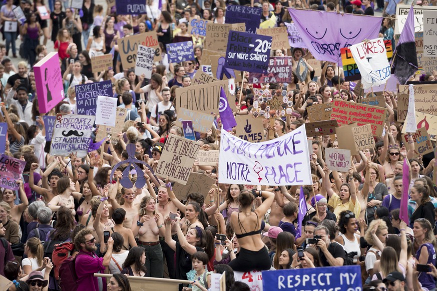 Des femmes manifestent pendant le grand cortege lors de la Greve nationale des femmes ce vendredi 14 juin 2019 a Lausanne. (KEYSTONE/Jean-Christophe Bott)