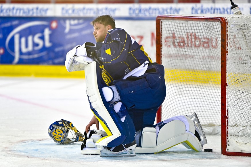 Der Davoser Torhueter Robert Mayer macht dicke Backen und kniet nach seinem siebten erhaltenen Treffer zum 2:7 am Boden, im Eishockey-Qualifikationsspiel der National League zwischen dem HC Davos und  ...