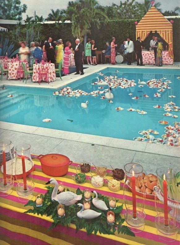 Pool-Party, Sechzigerjahre.
https://i.pinimg.com/1200x/be/96/65/be96656aa9b1002cd9e71eb5c3c8feec.jpg