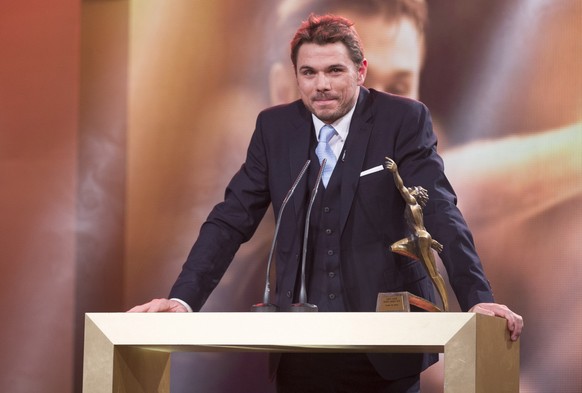 Stan Wawrinka fragt sich, wo er diese Trophäe nun verstecken soll.