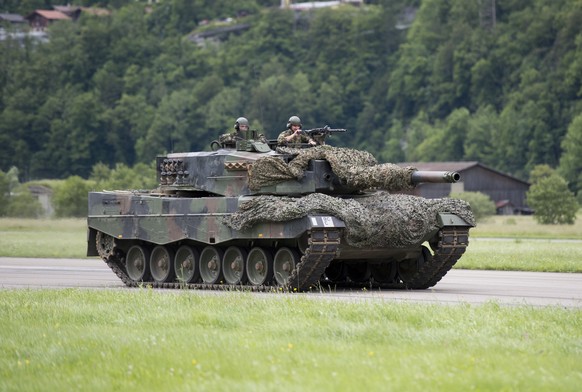 Ein Panzer der Schweizer Armee anlaesslich des ersten Tages der 75-Jahr-Feierlichkeiten des Militaerflugplatz Meiringen am Freitag, 17. Juni 2016, in Meiringen. Die Feierlichkeiten mit verschiedensten ...