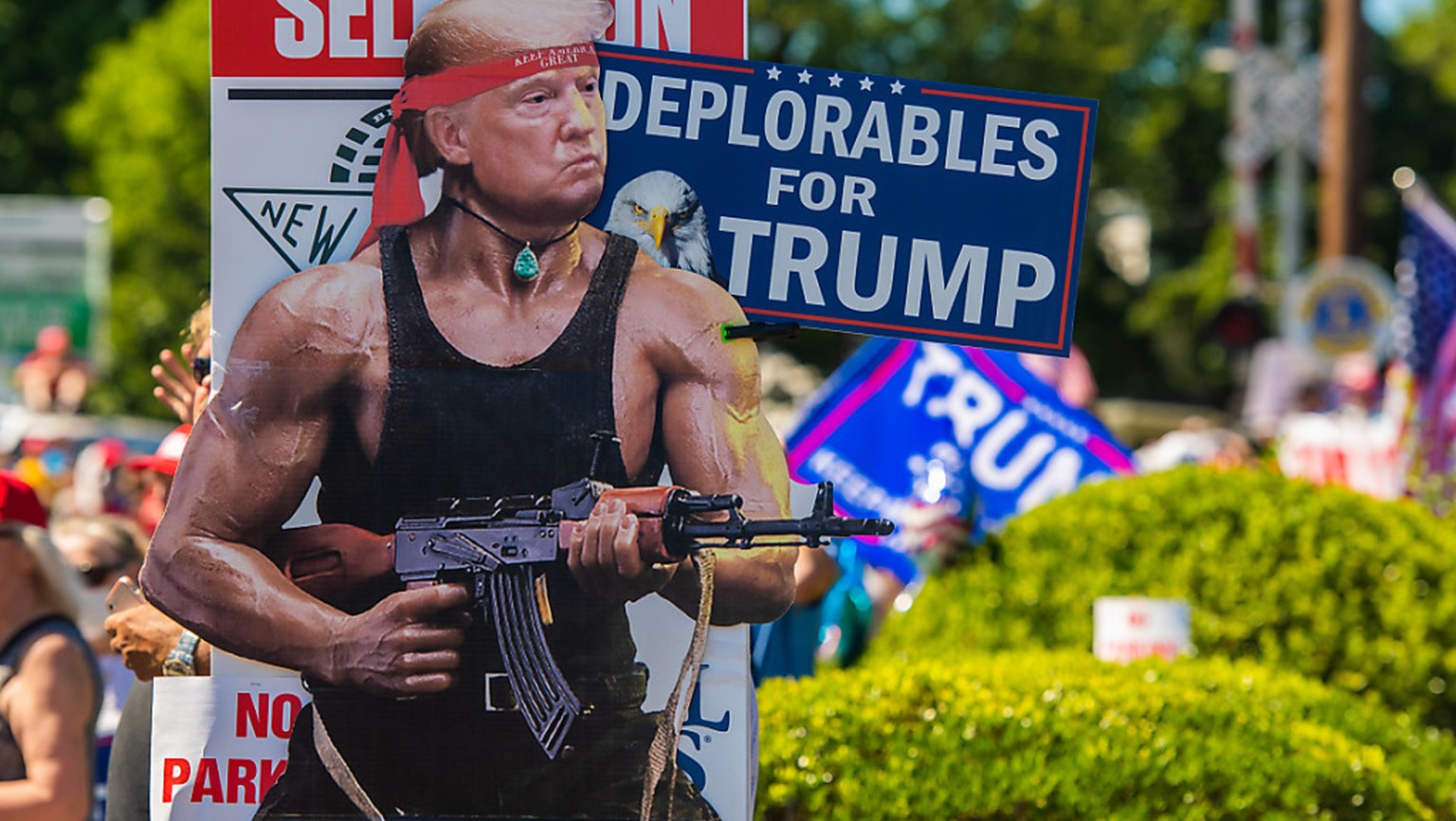 Eine Pappfigur der Filmfigur "Rambo", auf deren Kopf ein Bild des US-Präsidenten Trump geklebt wurde, steht am Ort eines Auftrittes des Präsidenten im Rahmen seines Wahlkampfes. Foto: Chris ...
