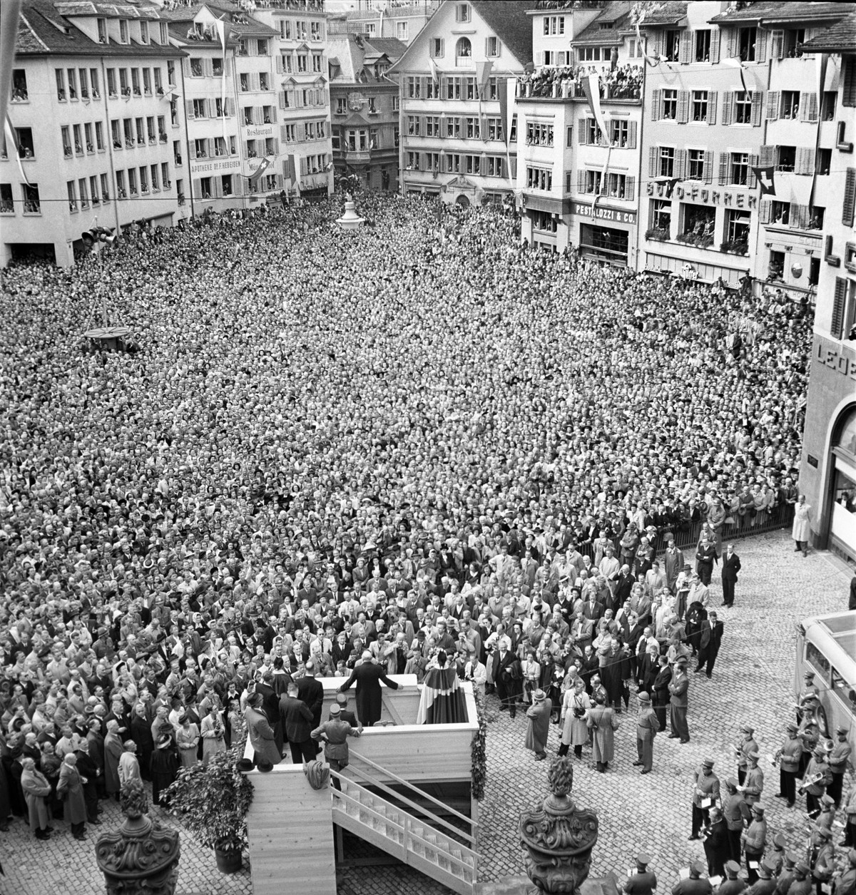 The former Prime Minister of Greatbritain and opposition leader, Winston Churchill, holds a speech on September 19, 1946, at the crowded Muensterhof in Zurich, Switzerland. (KEYSTONE/PHOTOPRESS-ARCHIV ...