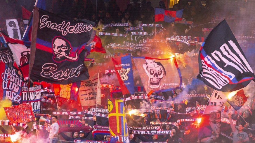 Die Basler Fans in der Muttenzerkurve begruessen die Mannschaften vor dem Fussball Meisterschaftsspiel der Super League zwischen dem FC Basel 1893 und dem FC St. Gallen 1879 im Stadion St. Jakob-Park  ...