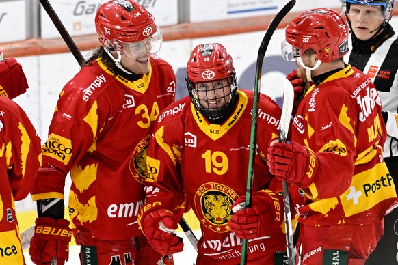 Tigers Claudio Cadonau, Pascal Berger, Torschuetze zum 1:0 und Sean Malone, jubeln beim Eishockey-Qualifikationsspiel der National League, zwischen den SCL Tigers und den ZSC Lions, am Mittwoch, 29. J ...