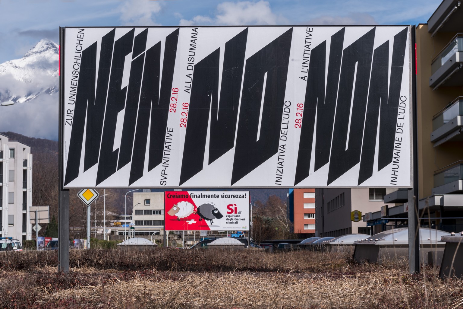 Das Plakat der Gegner stellt jenes der Befürworter in den Schatten.