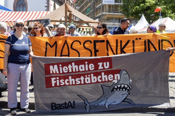 Demonstranten an einer Kundgebung gegen die Wohnungsnot und fuer Wohn- und Mietschutz in Basel, am Samstag, 8. Juni 2019. (KEYSTONE/Georgios Kefalas)