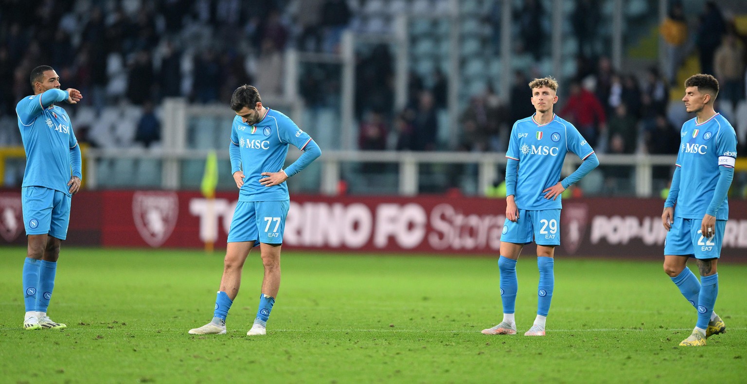 epa11062815 Players of Napoli at the end of the Italian Serie A soccer match Torino FC vs SSC Napoli at the Olimpico Grande Torino Stadium in Turin, Italy, 7 January 2024. EPA/Alessandro Di Marco