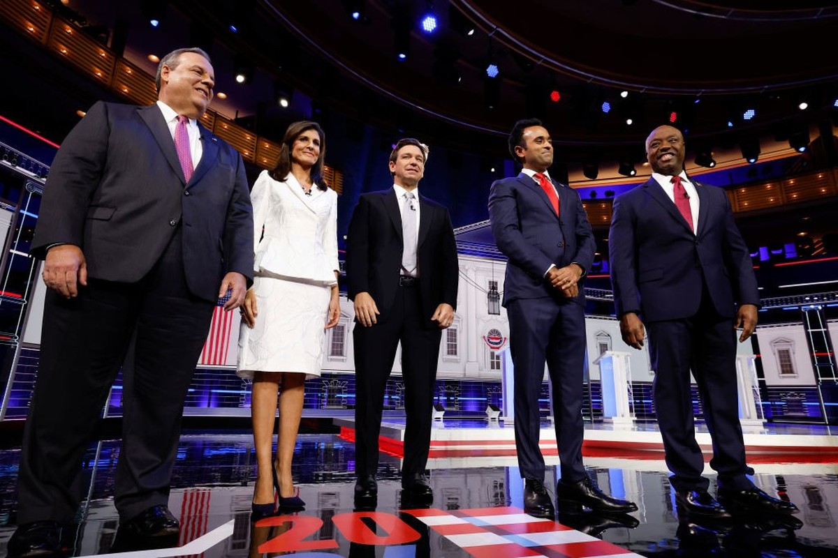 MIAMI, FLORIDA - NOVEMBER 08: Republican presidential candidates (L-R), former New Jersey Gov. Chris Christie, former U.N. Ambassador Nikki Haley, Florida Gov. Ron DeSantis, Vivek Ramaswamy and U.S. S ...