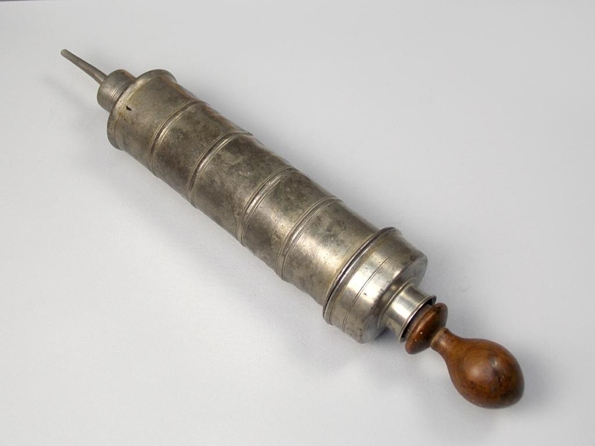 On les trouve désormais dans les musées. Si vous en voyez un similaire chez un médecin, fuyez.