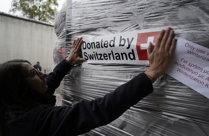 Ein Mitarbeiter des DEZA verlädt Hilfsgüter für Flüchtlinge und Migranten in Griechenland, am Dienstag, 29. Oktober 2019 in Bern. Die Lastwagen fahren anschliessend nach Griechenland. (KEYSTONE/Adrian ...