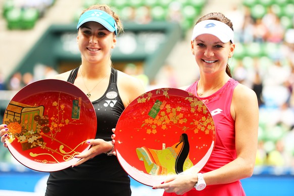 Bloss nicht fallen lassen: Bencic und Radwanska mit den Siegertrophäen.